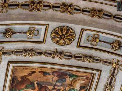 Dello stesso pregiato materiale sono le decorazioni floreali del soffitto...